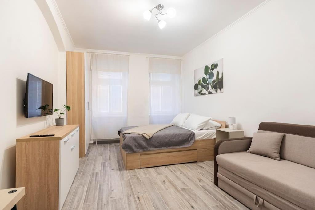 Apartman Vishegrad Apartamento Karlovy Vary Exterior foto